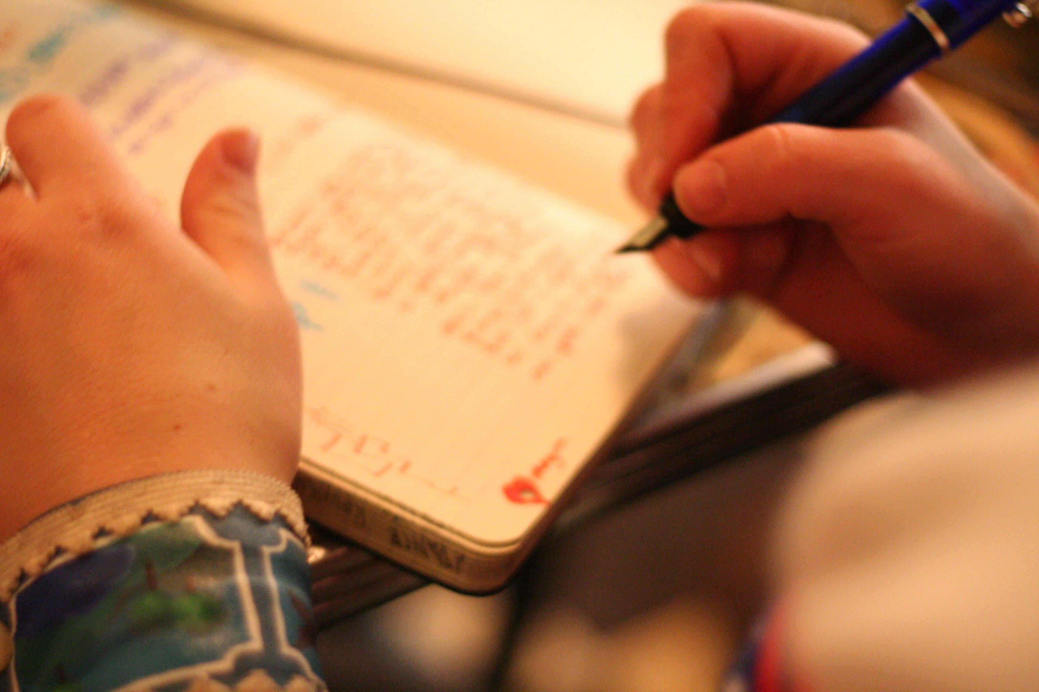 девушка с ежедневником. человек с блокнотом в руках. мыслить на бумаге. запись в блокнот картинка. что записать в тетрадь.