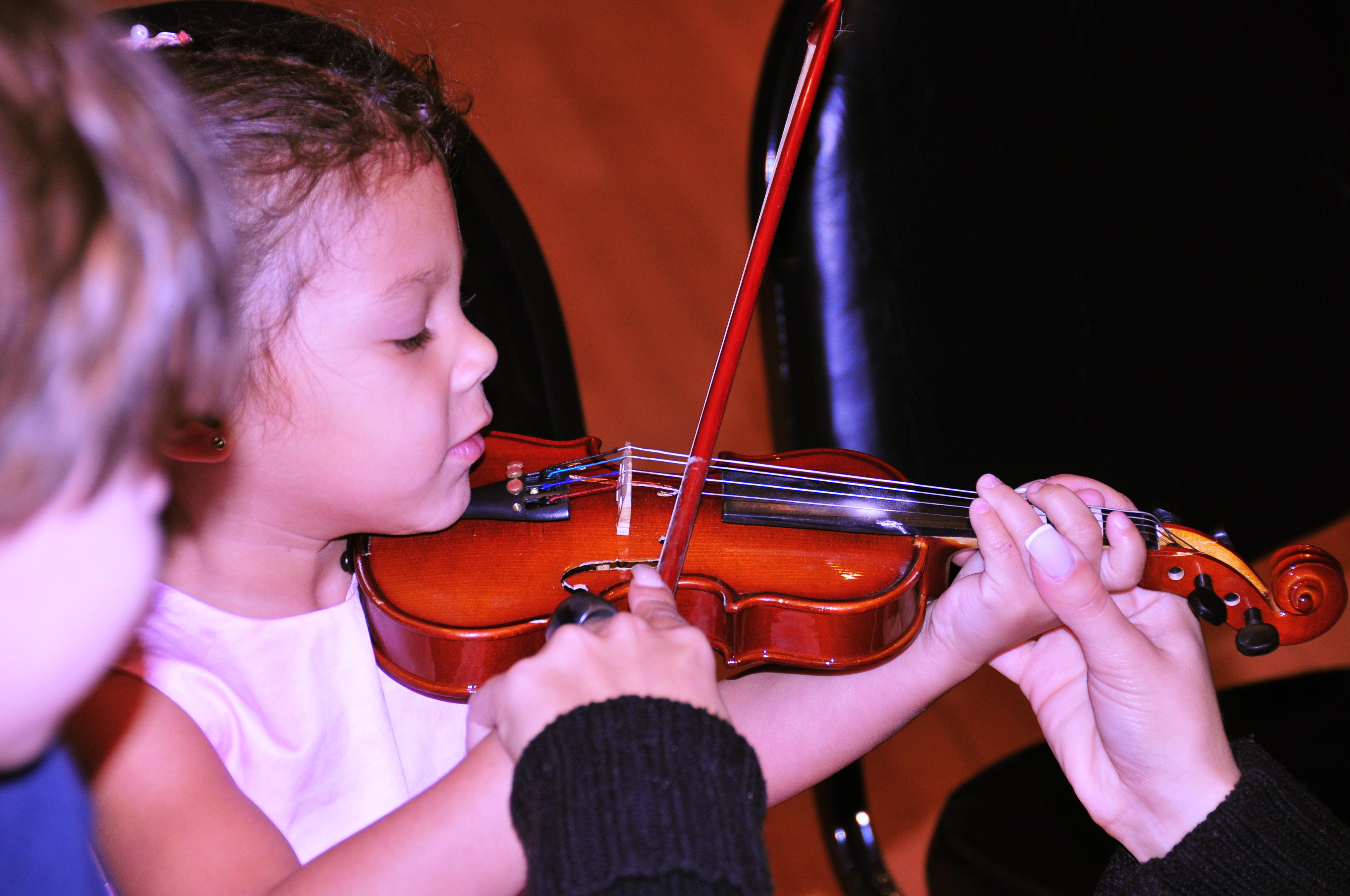 дети на музыкальном занятии. в развитие музицирования детей на музыкальных инструментах. ребенок играющий на музыкальном инструменте. дети играющие на музыкальных инструментах. музыкальное воспитание.