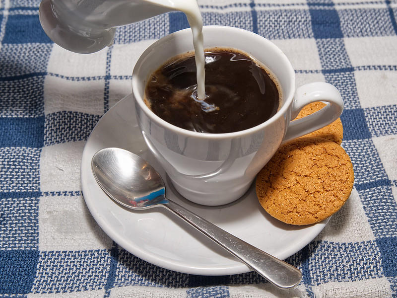 Laptele din cafeaua fierbinte se comportă foarte diferit față de laptele din cafeaua rece