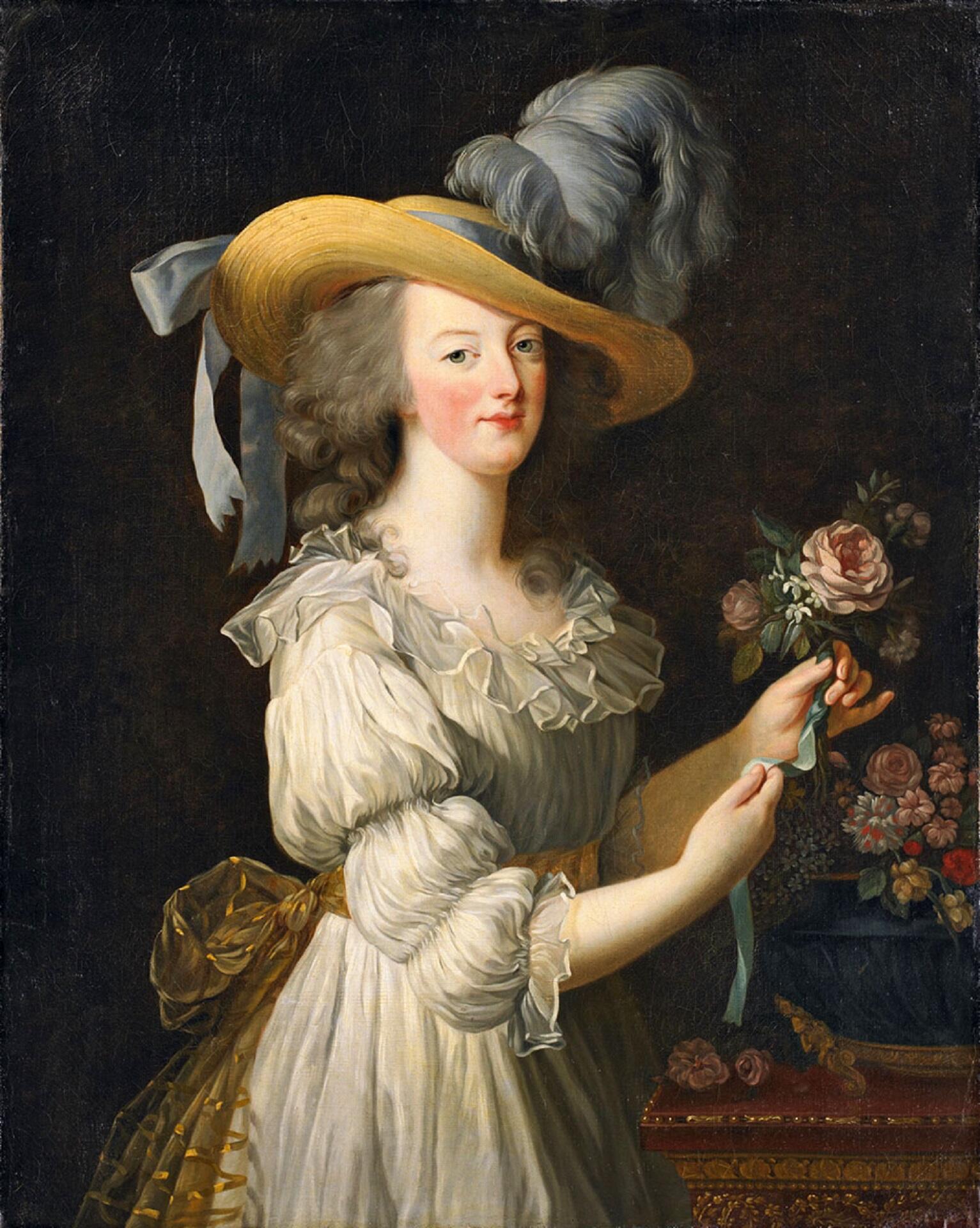 Marie Antoinette sade bir kıyafet içinde.