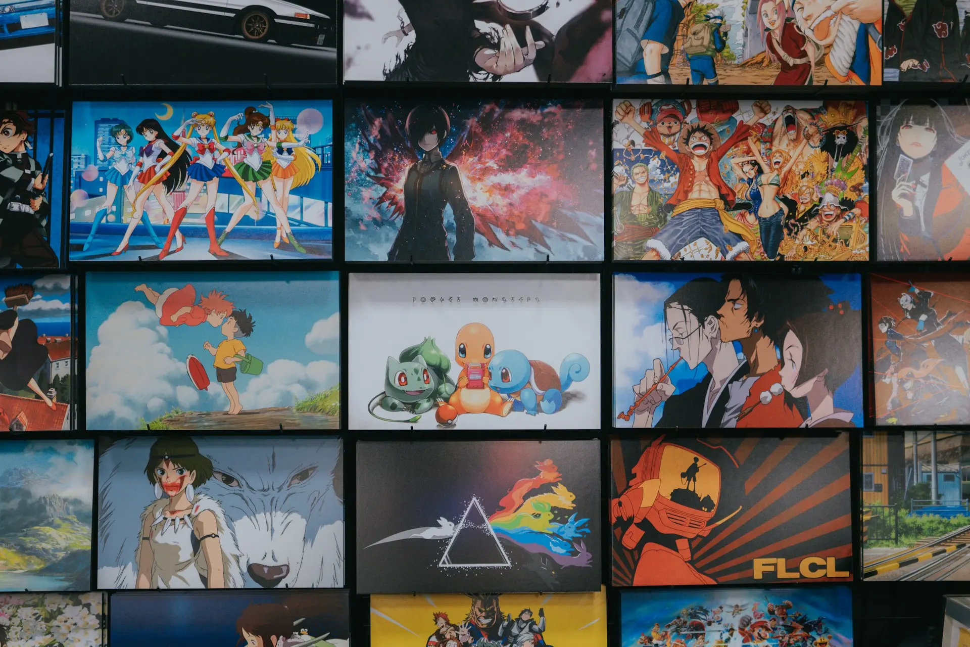 r&oacute;żne postacie z anime na billboardzie